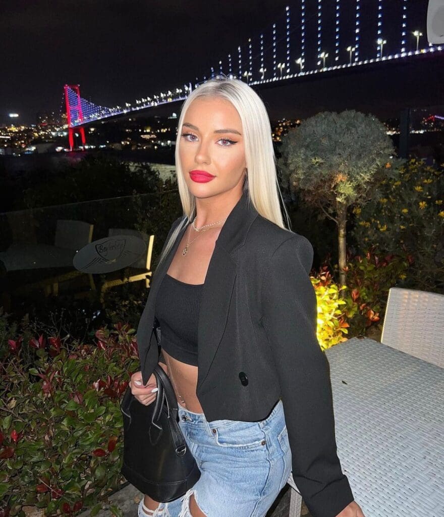 Woman with blonde hair and red lipstick.